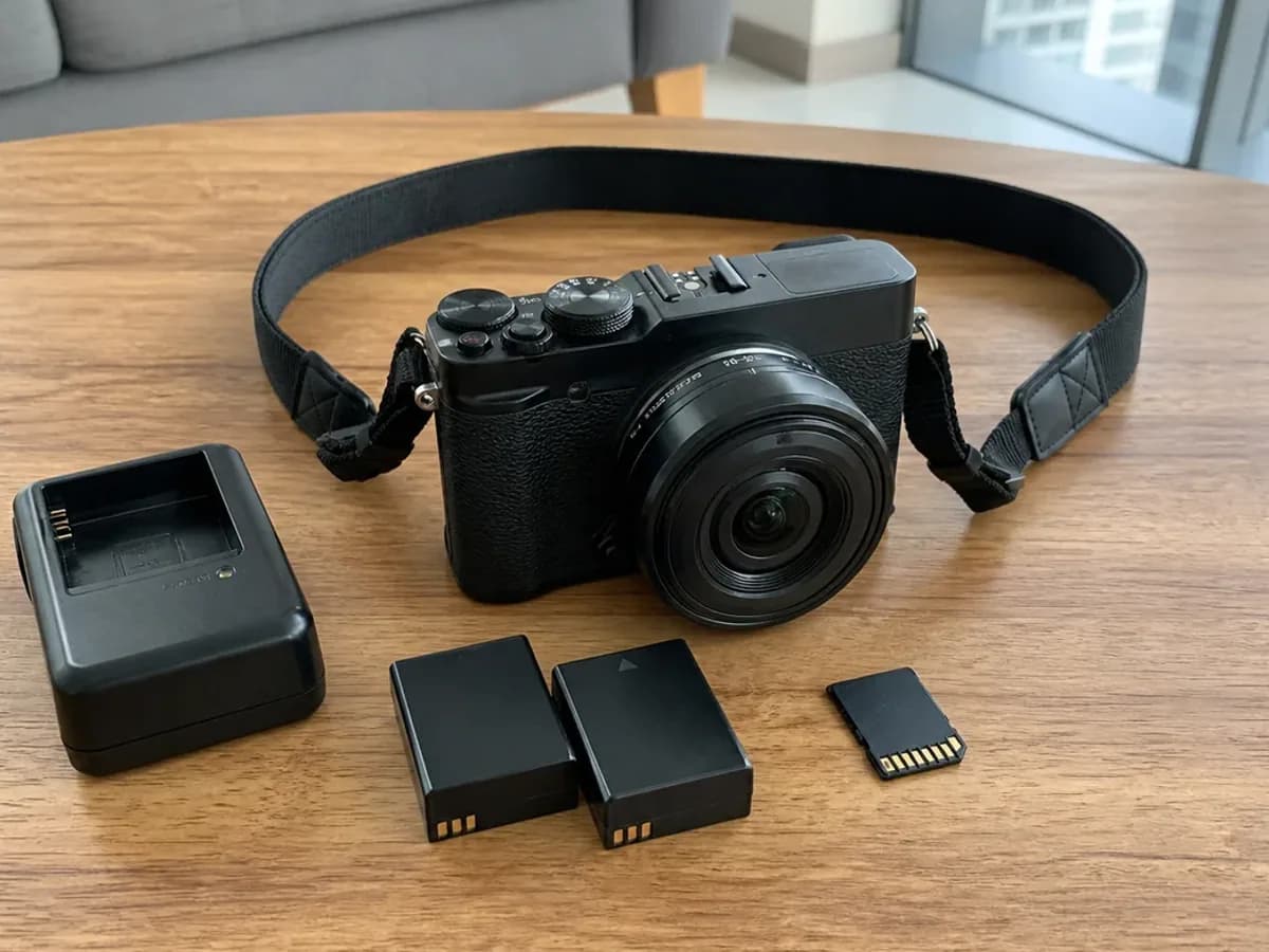 Sony A6400 with 16-50mm Lens detail photo