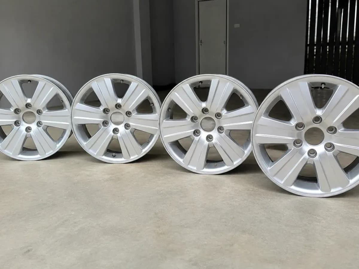 Set of Four 17-inch Toyota Alloy Wheels detail photo
